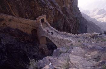 Puente del siglo XVII entre las dos partes de Shahara, Yemen
