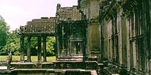 Detalle de fachadas de edificios en Angkor, Camboya