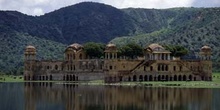 Pabellones de Dault Bagh, a la orilla del lago Ana Sagar, Ajmer,