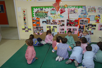Niños sentados en colchonetas