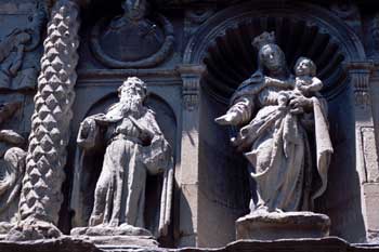 Estatuas en hornacina