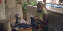 Mujer cosiendo, Nacaroa, Mozambique