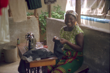 Mujer cosiendo, Nacaroa, Mozambique