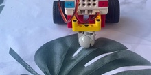 Programa un robot dirigido con Joystickbit que se mueve con motores y un servo para su brazo con MakeCode y la placa Nezha 