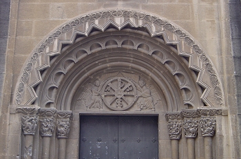 Tímpano de la portada al Claustro de San Pedro el Viejo, Huesca
