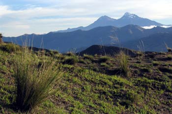 Los dos Ilinizas vistos desde Quilotoa, Ecuador