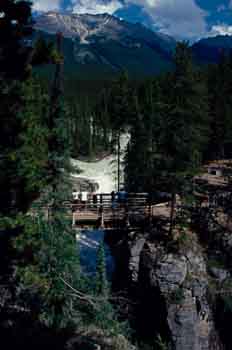 Puente de madera en las Montañas Rocosas