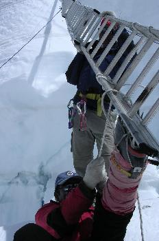 Reforzando la escalera con cuerdas