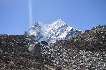 Acercamiento de montaña rocosa con glaciar