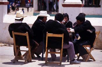 Grupo de hombres con la vestimenta tradicional en San Juan Chamu