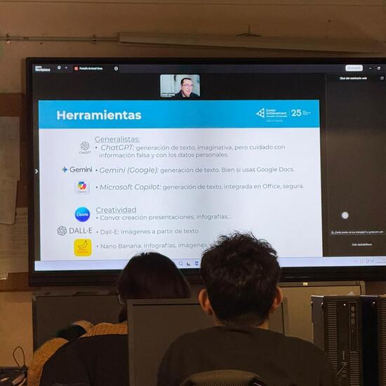 Taller sobre uso de la IA impartido por Fundación Junior Achievement