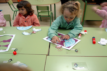 Realizando manualidades