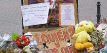 Objetos depositados en memoria de las víctimas de los Atentados
