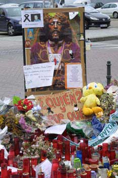 Objetos depositados en memoria de las víctimas de los Atentados