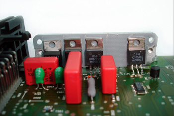 Calculador de inyección. Detalle transistores de potencia