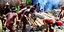 Preparación de horno y selección de piedras, Irian Jaya, Indones