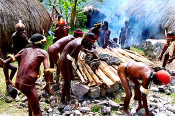 Preparación de horno y selección de piedras, Irian Jaya, Indones