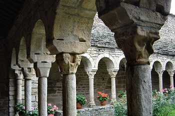 Esquina del claustro. Iglesia de Roda de Isábena, Huesca