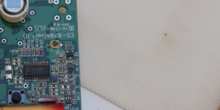Detector PIR mostrando su circuitería electrónica y batería
