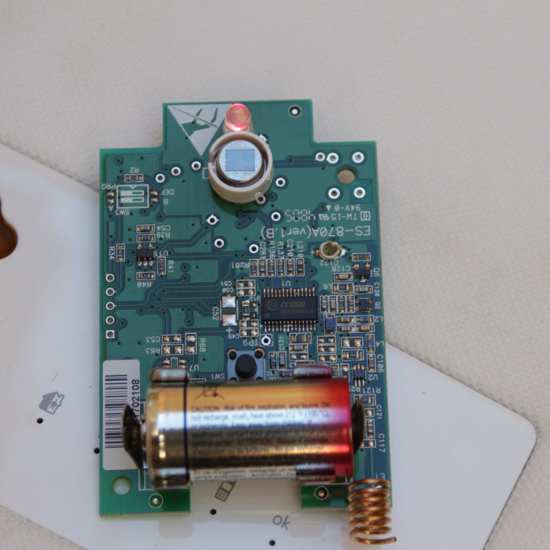 Detector PIR mostrando su circuitería electrónica y batería
