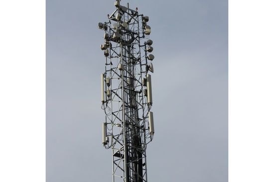 Estación base de telefonía móvil con múltiples radioenlaces fijos