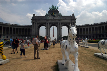 Exposición de caballos de artista en las inmediaciones del Arco