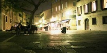 Jóvenes sentados por la noche, Venecia