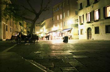 Jóvenes sentados por la noche, Venecia