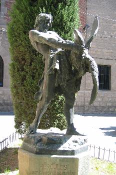 Estatua de Hércules en la Rambla de San Isidro, Igualada, Barcel