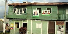 Casas con propaganda electoral en el Puerto Baquerizo Moreno, Ec