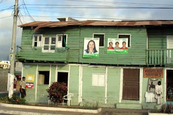 Casas con propaganda electoral en el Puerto Baquerizo Moreno, Ec
