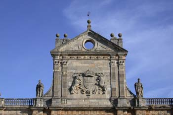 Parte de la fachada de las ruinas del monasterio de San Benito,