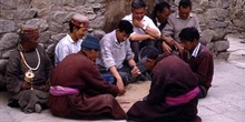 Jugadores de cartas y observador con rodillo de oración, Ladakh,