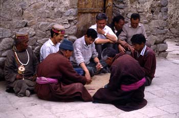 Jugadores de cartas y observador con rodillo de oración, Ladakh,