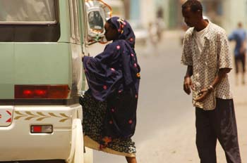 Gente subiendo al autobús, Rep. de Djibouti, áfrica