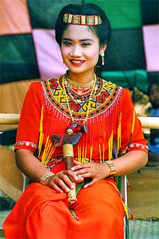 Joven cabeza de familia con ropas de gala, Sulawesi, Indonesia