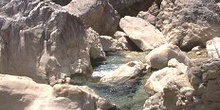 Desprendimiento de rocas sobre un río