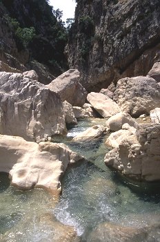 Desprendimiento de rocas sobre un río