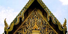 Detalle de relieves dorados en frontón, Tailandia