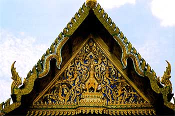 Detalle de relieves dorados en frontón, Tailandia