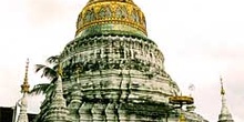 Tumba real con decoraciones en la base de la stupa, Tailandia