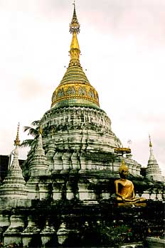 Tumba real con decoraciones en la base de la stupa, Tailandia