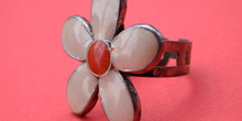 Anillo con forma de flor