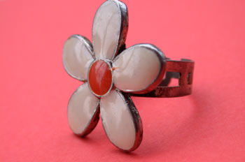 Anillo con forma de flor