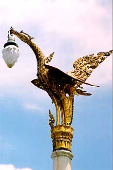 Farola con forma de animal sagrado, Bangkok, Tailandia