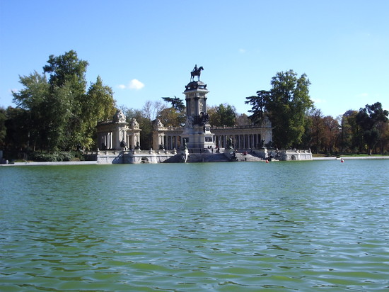 El Retiro, Monumento a Alfonso XII y estanque