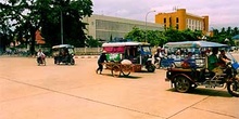 Carreteras en avenida principal de Vientiane, Laos
