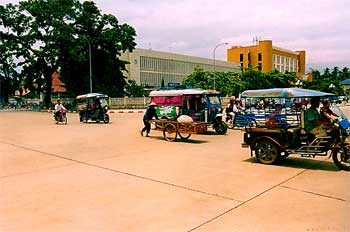 Carreteras en avenida principal de Vientiane, Laos