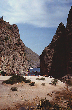 Paisaje de montaña junto al mar