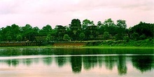 Vistas desde los canales de la zona principal de Angkor, Camboya